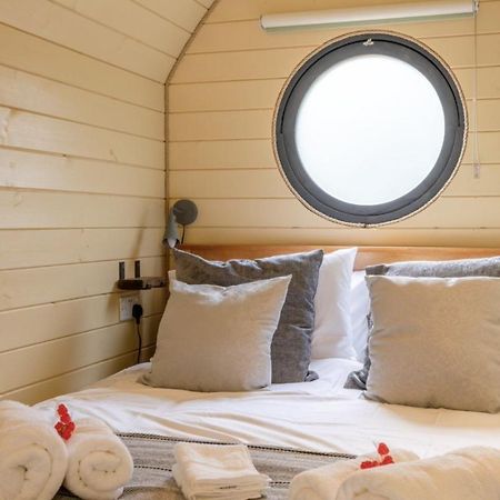 Apple - Luxury Cabin In The Cotswolds Villa Alderton  Bagian luar foto