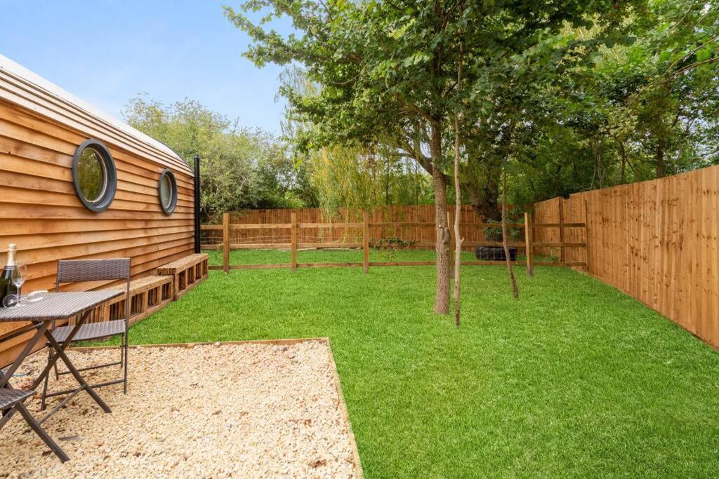 Apple - Luxury Cabin In The Cotswolds Villa Alderton  Bagian luar foto