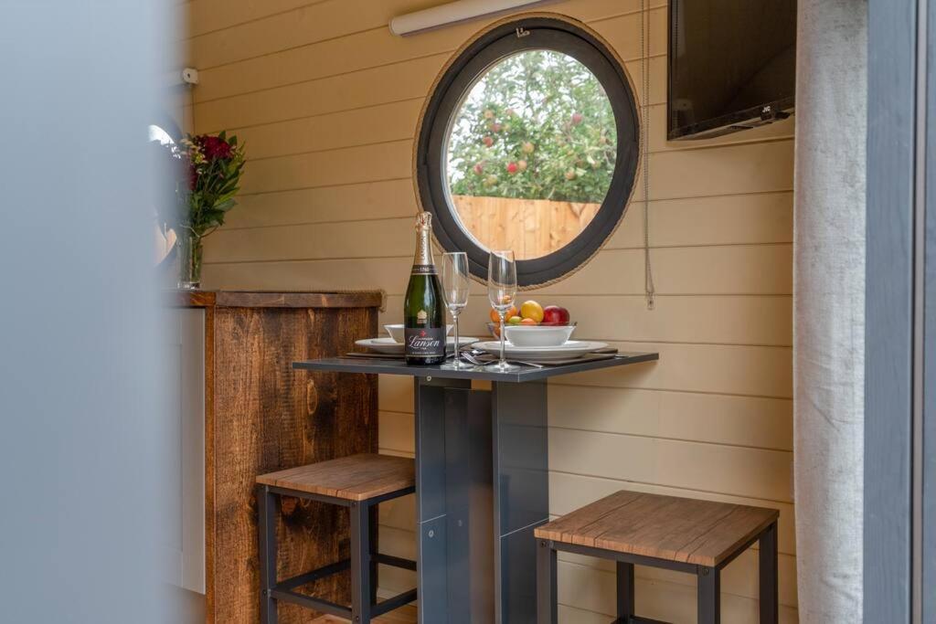 Apple - Luxury Cabin In The Cotswolds Villa Alderton  Bagian luar foto